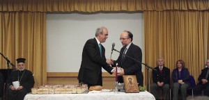 Ο Γιώργος Σκορδίλης παραλαμβάνει τη βασιλόπιτα από τον δήμαρχο Κηφισιάς