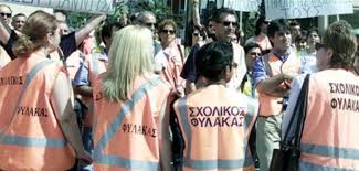 Χαμός στο κέντρο της Αθήνας – Ξύλο ΜΑΤ-σχολικών φυλάκων