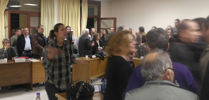 Διακοπή συνεδρίασης εν μέσω επεισοδίων – VIDEO