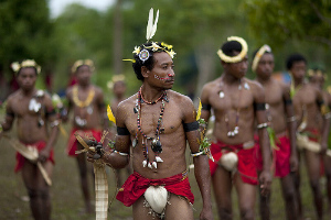 Άντρες στη νήσο Τρόμπριαντ όπου επιτρέπεται το ελεύθερο σεξ μεταξύ των μελών της φυλής