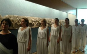 Ελληνίδες «αναζητούν» τη χαμένη Καρυάτιδα στο Βρετανικό Μουσείο του Λονδίνου 