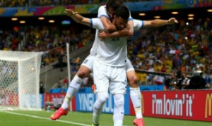 Ο σκόρερ Ανδρέας Σάμαρης και ο Γιώργος Σαμαράς πανηγυρίζουν το 1ο γκολ στον αγώνα Ελλάδα - Ακτή Ελεφαντοστού για την πρόκριση στους 16 του Μουντιάλ 2014