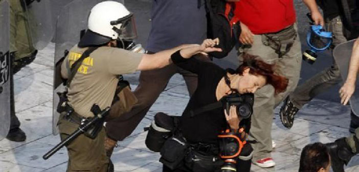 8 μήνες με αναστολή στον αστυνομικό που κτύπησε φωτορεπόρτερ