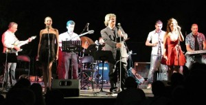 Το μουσικό συγκρότημα του Τ. Κατοπόδη παρουσιάζει τα τραγούδια του ελληνικού σινεμά