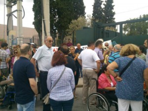 Συγκέντρωση διαμαρτυρίας από την ΕΣΑμεΑ, έξω από το υπουργείο Παιδείας