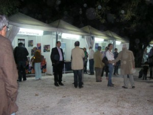 Στιγμιότυπο από το βράδυ των εγκαινίων της Έκθεσης Localbook Show στο Άλσος Κηφισιάς