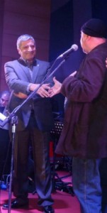 Ο δήμαρχος Αμαρουσίου Γ. Πατούλης συγχαίρει τον ερμηνευτή Γ. Κούτρα σε συναυλία στο πλαίσιο του «Μουσικού Νοέμβρη»