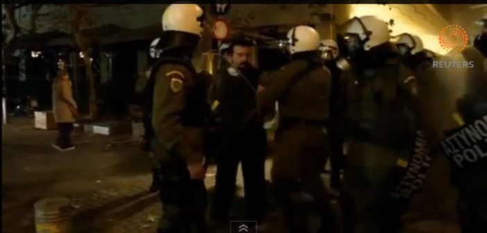 Άνδρας των ΜΑΤ γρονθοκοπεί και κλωτσά συλληφθέντα – VIDEO