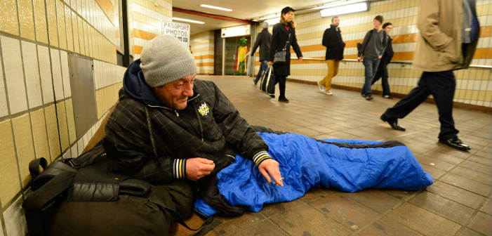 Ένας άστεγος προσφέρει τις τελευταίες του 3 λίρες…