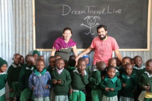 Οι Ελπ. Χρυσοβέργης και Θ. Μπίτση σε σχολείο στην Αφρική