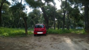 Παρκαρισμένο αυτοκίνητο στο δάσος Κάσδαγλη στην Πεύκη