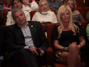 Ο Γ. Πατούλης και η Μ. Πατούλη-Σταυράκη παρακολουθούν τη συναυλία με τον Γ. Χατζηνάσιο 