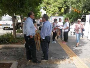 Ο δήμαρχος Χαλανδρίου Σ. Ρούσσος παρακολουθεί την ενημέρωση πολιτών για τη νόσο Alzheimer