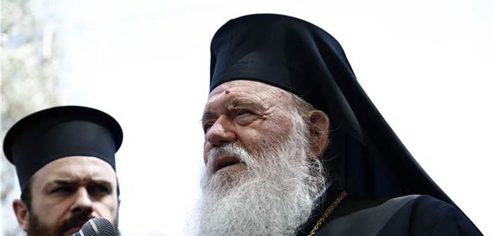 O αρχιεπίσκοπος για την καύση των νεκρών, το σύμφωνο συμβίωσης και το προσφυγικό