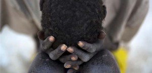 Η διαμάχη που ξέσπασε στο Νότιο Σουδάν έχει αφήσει τους ανθρώπους ακόμα πιο ευάλωτους απέναντι στη θανάσιμη τροπική ασθένεια Κάλα-Αζάρ. Ο κίνδυνος μόλυνσης αυξάνεται καθώς οι άνθρωποι έχουν εκτοπιστεί λόγω των συγκρούσεων σε περιοχές όπου η νόσος είναι διαδεδομένη και ο υποσιτισμός περιορίζει την ικανότητά τους να καταπολεμήσουν τη λοίμωξη. Με πολλές εγκαταστάσεις υγείας να μην λειτουργούν στις περιοχές των συγκρούσεων, η θεραπεία της ασθένειας γίνεται ακόμα πιο δύσκολη. (Νοσοκομείο των Γιατρών Χωρίς Σύνορα, Νότιο Σουδάν, Ιανουάριος 2015, ©Karel Prinsloo)