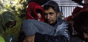 Έως και 3.000 πρόσφυγες έχουν εγκλωβιστεί στα σύνορα μεταξύ της Σερβίας και της Κροατίας στις 19 Οκτωβρίου. Εκατοντάδες έχουν περάσει τη νύχτα χωρίς κατάλυμα στη σερβική ζώνη διέλευσης της περιοχής Μπάμπσκα-Σιντ. Η βροχή και οι χαμηλές θερμοκρασίες έχουν σοβαρές επιπτώσεις στην υγεία των προσφύγων. (Παγιδευμένοι στα σύνορα, Σερβία, Οκτώβριος 2015, ©Anna Surinyach/MSF)