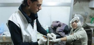 Ο λαός της Συρίας έχει βομβαρδιστεί, έχει εκτοπιστεί και έχει καταρρακωθεί από τα τέσσερα χρόνια πολέμου. Βασικές υπηρεσίες και αγαθά, όπως πρόσβαση σε ιατρική περίθαλψη, νερό, ηλεκτρισμό και τρόφιμα δεν είναι πλέον διαθέσιμα. (Φροντίδα σε ανθρώπους που έχουν υποστεί εγκαύματα στη Βόρεια Συρία, Φεβρουάριος 2015, ©MSF)