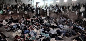 Οι κρατούμενοι στις 6 το πρωί περιμένουν την άδεια για να εγκαταλείψουν το ασφυκτικά γεμάτο κελί τους στη φυλακή Τσιτσίρι, αφού έχουν περάσει 14 ώρες κλειδωμένοι σε συνθήκες συνωστισμού. Η φυλακή Τσίτσιρι χτίστηκε για να στεγάσει 800 κρατούμενους, αντί για 2000 που κρατούνται αυτή τη στιγμή εκεί. Σύμφωνα με ιατρικές στατιστικές, αυτό το συγκεκριμένο κελί με τον αριθμό 5, είναι ένα από τα πιο γεμάτα, και έχει τον υψηλότερο αριθμό ιικών μεταδόσεων (φυματίωση, ηπατίτιδα, ελονοσία, HIV), καθώς και το υψηλότερο ποσοστό άλλων ασθενειών που σχετίζονται με τις ανθυγιεινές συνθήκες (ψώρα και άλλες λοιμώξεις). (Φυλακή Τσίτσιρι, Μπλαντούρε, Μαλάουι, Μάιος 2015, ©Luca Sola)