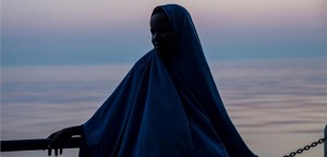 Η 15χρονη Φατιμά έφυγε από το Μογκαντίσου της Σομαλίας, πριν από επτά μήνες. Δεν είπε τίποτα στην οικογένειά της και ταξίδεψε μόνη της για την Ευρώπη. Επιβιβάστηκε σε μια ακατάλληλη και γεμάτη κόσμο βάρκα προκειμένου να διασχίσει το επικίνδυνο πέρασμα από τη Λιβύη στην Ευρώπη. Διασώθηκε από τις ομάδες των Γιατρών Χωρίς Σύνορα στο διασωστικό πλοίο Dignity I.  (Πλοίο Dignity I, Μεσόγειος, Ιούλιος 2015, ©Anna Surinyach)