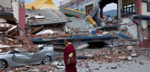 Ο καταστροφικός σεισμός στο Νεπάλ άφησε πίσω του χιλιάδες νεκρούς και ακόμα περισσότερους τραυματίες και άστεγους. Στην χώρα έφτασαν άμεσα ιατρικές ομάδες και εξοπλισμός των Γιατρών Χωρίς Σύνορα. Το Κατμαντού υπέστη μικρές υλικές ζημιές, ωστόσο, πολλοί άνθρωποι επέλεξαν να κοιμηθούν έξω σε σκηνές και πρόχειρα καταλύματα από το φόβο των μετασεισμών. (Ο σεισμός χτυπάει το Κατμαντού, Νεπάλ, Απρίλιος 2015, ©Jean Paul Delain/MSF)