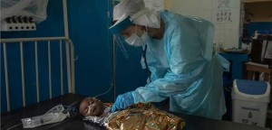 Γιατρός των Γιατρών Χωρίς Σύνορα βοηθά στις καθημερινές δραστηριότητες του νοσοκομείου Τζέιμς Ντέιβις Τζούνιορ στη Μονρόβια για να αναβαθμίσει το επίπεδο των υπηρεσιών για τη φροντίδα μητέρας και παιδιού. (Μονρόβια, Λιβερία, Φεβρουάριος 2015, ©Yann Liebessart/MSF)