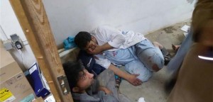 Μέλη του προσωπικού των Γιατρών Χωρίς Σύνορα κρύβονται φοβισμένοι και σοκαρισμένοι σε δωμάτιο ασφαλείας του Κέντρου Τραύματος των Γιατρών Χωρίς Σύνορα στην Κουντούζ, κατά τη διάρκεια της εναέριας επίθεσης στο νοσοκομείο στις 3 Οκτωβρίου του 2015. (Το νοσοκομείο των Γιατρών Χωρίς Σύνορα στην Κουντούζ δέχεται επίθεση, Αφγανιστάν, Οκτώβριος 2015, ©MSF)