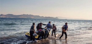 Επτά άνδρες από το Πακιστάν φθάνουν στην Κω, αφού έχουν κωπηλατήσει όλη τη νύχτα μέσα σε μία φουσκωτή βάρκα. Ξεκίνησαν από την Τουρκία για το νησί στην προσπάθειά τους να φτάσουν στην Ευρώπη. (Φτάνοντας στη στεριά, Κως, Ελλάδα, Ιούλιος 2015, ©Alessandro Penso)