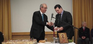Ο Ιωάννης Καπάτσος παραλαμβάνει κομμάτι της βασιλόπιτας από τον δήμαρχο Κηφισιάς