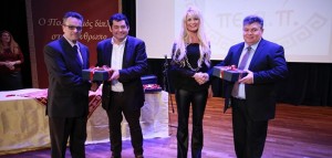 Ο Τ. Μαυρίδης και η Μ. Πατούλη προσφέρουν ενθύμια στον πρόεδρο και τον αντιπρόεδρο της Ένωσης Συλλόγων Γονέων του Δήμου