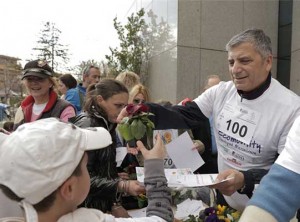 Ο δήμαρχος Αμαρουσίου απονέμει αναμνηστικά στους συμμετέχοντες στην ποδηλατάδα
