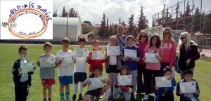 Αναμνηστικά διπλώματα σε παιδιά που συμμετείχαν στην εκδήλωση του προγράμματος «Αθλητικές Παρέες»