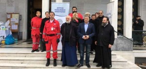 Ο δήμαρχος Αμαρουσίου, ιερείς του Ι.Ν. Κοιμήσεως της Θεοτόκου, μέλη του Ελληνικού Ερυθρού Σταυρού και του Ιατρείου Κοινωνικής Αποστολής στη δράση συγκέντρωσης φαρμάκων και ειδών για τους πρόσφυγες