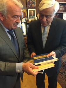 Ο δήμαρχος Πεντέλης παραδίδει βιβλία για τον Δήμο στον Πρόεδρο της Δημοκρατίας