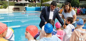 Ο δήμαρχος Τ. Μαυρίδης απονέμει αναμνηστικά στους «μικρούς» κολυμβητές