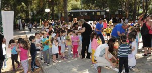 Τα παιδιά ομορφαίνουν το Άλσος Βαρβαρέσου φυτεύοντας καλλωπιστικά φυτά