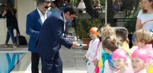 Ο δήμαρχος Λυκόβρυσης - Πεύκης Τ. Μαυρίδης απονέμει αναμνηστικά στα παιδιά που αγωνίστηκαν στους κολυμβητικούς αγώνες
