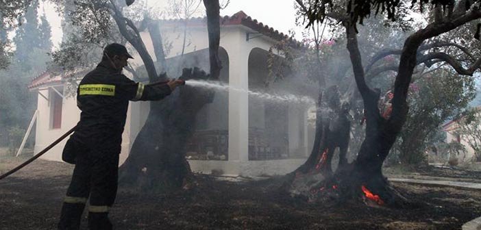 Μάχη πυροσβεστών στην Εύβοια – Σε ύφεση η φωτιά στο Ρέθυμνο