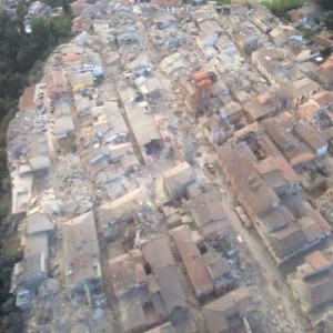 Εικόνα από ελικόπτερο του χωριού Αμάτριτσε μετά τον σεισμό