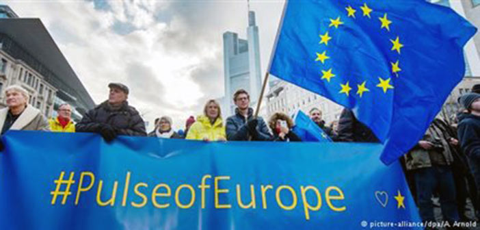 Χιλιάδες διαδηλωτές υπέρ της Ευρώπης