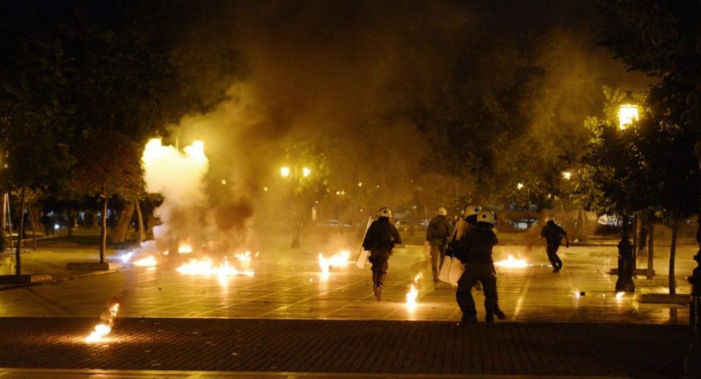 Σοβαρά επεισόδια με μολότοφ στη Θεσσαλονίκη μετά την πορεία για τον Κουφοντίνα