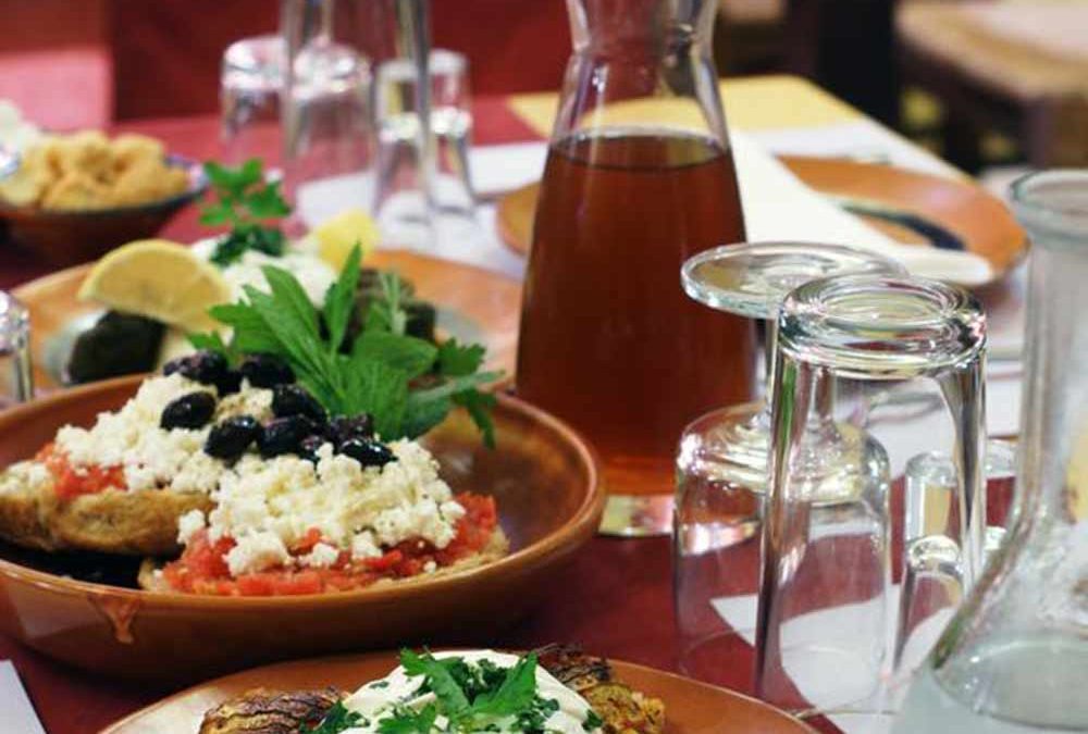 Τέσσερα στέκια για γνήσιες γεύσεις από Κρήτη στα… Βόρεια της Αττικής