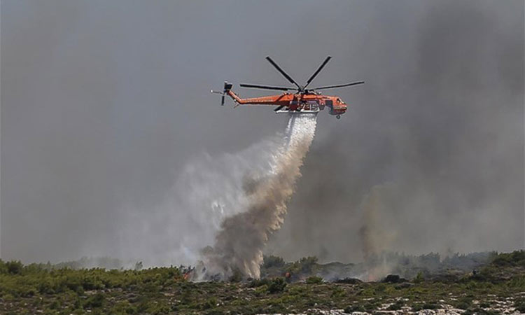 Λαύριο: Εκκενώνονται τρεις οικισμοί και κατασκήνωση λόγω της πυρκαγιάς
