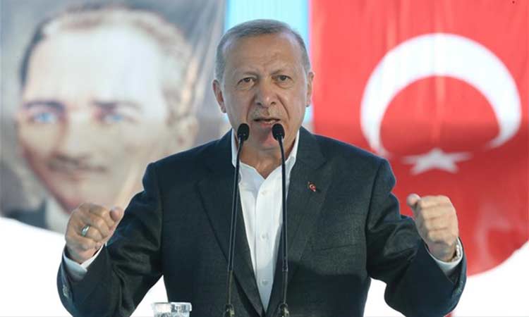 Ερντογάν προς Μακρόν: Μην τα βάζετε με τον τουρκικό λαό