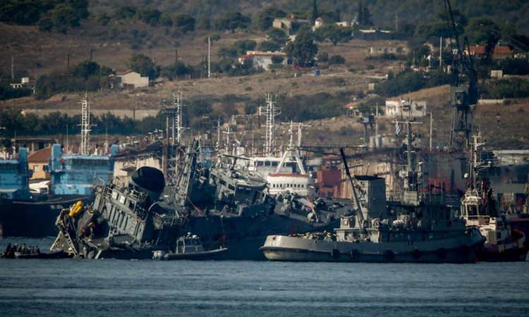 Στο Ναύσταθμο της Σαλαμίνας ρυμουλκήθηκε το «Καλλιστώ» μετά τη σύγκρουση με εμπορικό πλοίο – Μεγάλες οι ζημιές