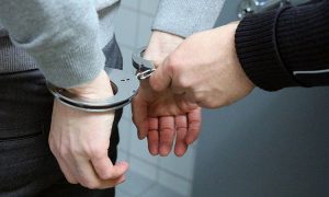 Σύλληψη τριών νεαρών στο Ηράκλειο Αττικής – Χτύπησαν συνομιλήκους τους για τα… οπαδικά