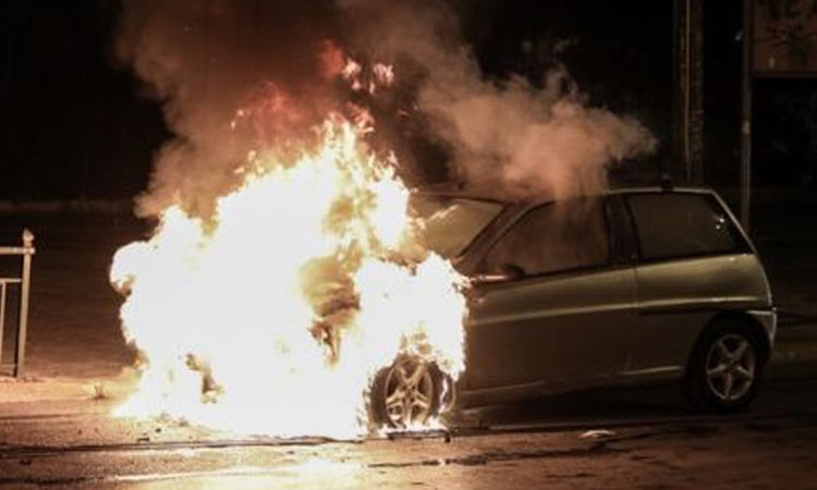 Ακόμα μια νύχτα εμπρησμών και επιθέσεων σε Ι.Χ. και ΑΤΜ – Έκαψαν αυτοκίνητο στον Χολαργό