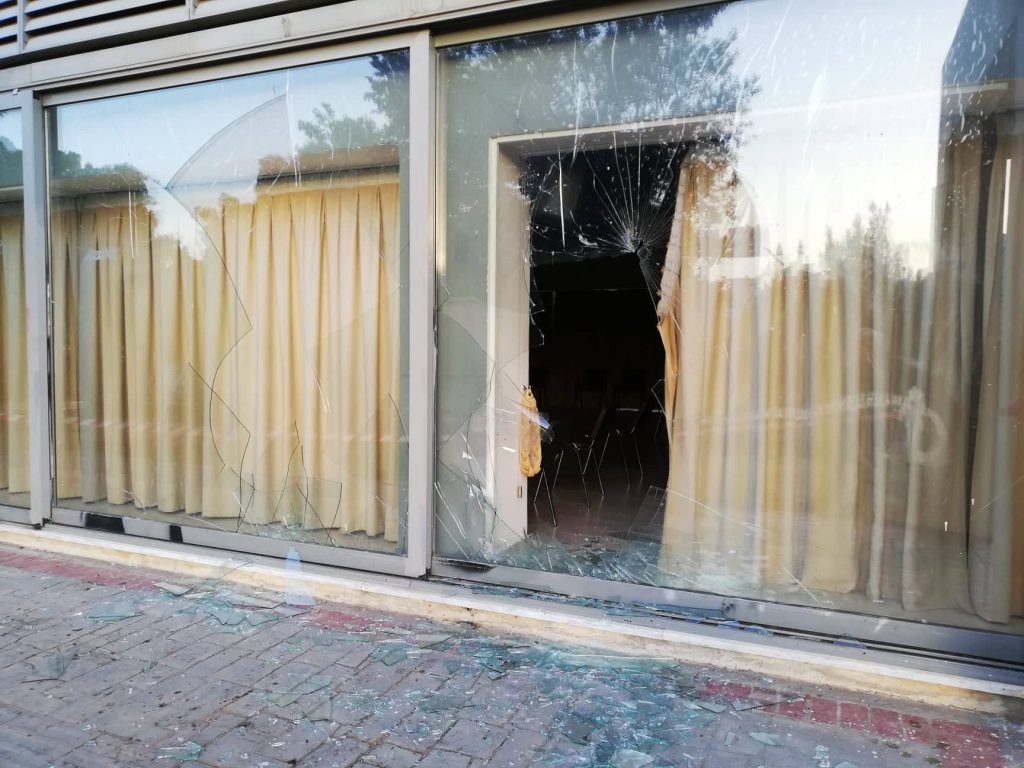 Βάνδαλοι έσπασαν τζαμαρίες στο πάρκο Μ. Θεοδωράκης στα Βριλήσσια