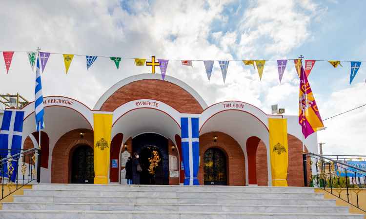 Τα ιερά λείψανα των Αγίων Ραφαήλ, Νικολάου και Ειρήνης υποδέχεται η Νέα Ερυθραία