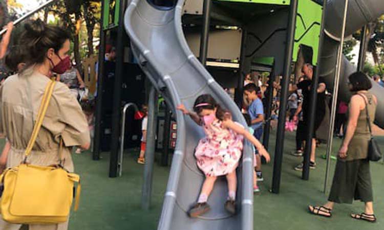 Η παιδική χαρά της πλατείας Ελευθερίας στο Νέο Ψυχικό καλωσόρισε μικρούς και μεγάλους