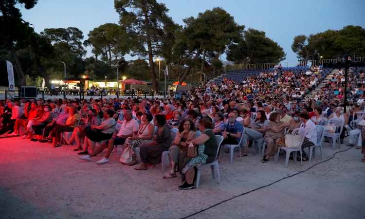 Φεστιβάλ Δήμου Αμαρουσίου 2022: Ενθουσίασε το κοινό η κωμωδία «Η Μεγάλη Πλεκτάνη»